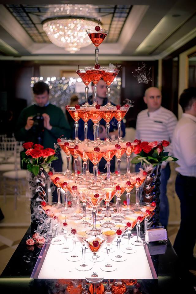 Пирамида из шампанского в Крыму